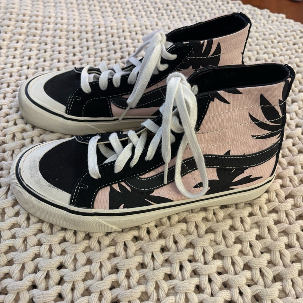 Vans Fun Stylish High-Top Sneakers. Great Condition!  Women’s SZ 7.5 Men SZ 6. - Picture 3 of 8